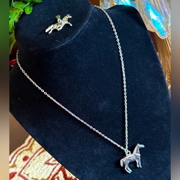 Jewelry - Silver horse pendant necklace